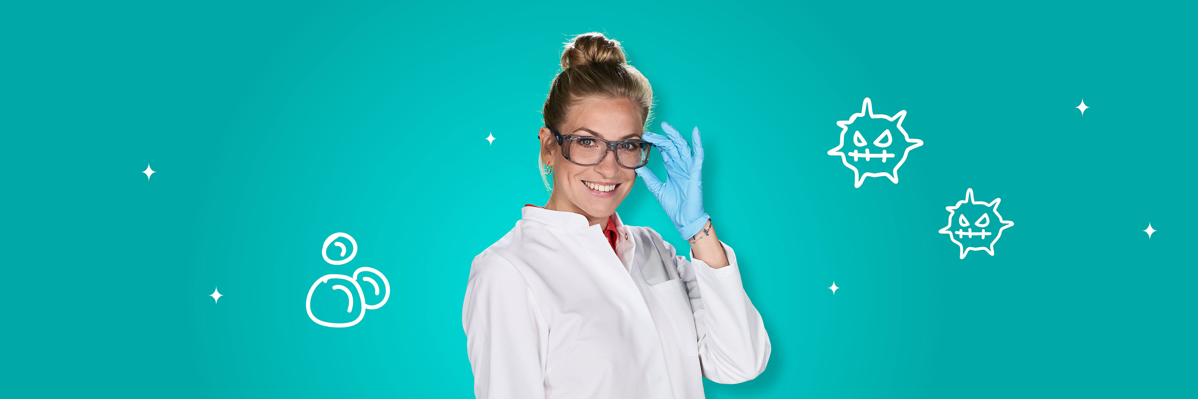 Blauer Hintergrund auf dem eine Frau mit weißen Kittel und blauen Handschuhe zu sehen ist