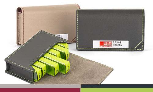 Das WEPA 7 Tage Travel Mini Wochenetui umfasst sieben kleine Tagesboxen mit je drei Fächern für Medikamente und kommt in einem Kunstlederetui. Erhältlich in den Farben beige, anthrazit, rot, grün.