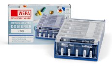 Das WEPA Die Apothekenmarke Medikamentendosierer Wochenmagazin in blau macht es möglich, die Medikamente bereits für die gesamte Woche vorzubereiten. Es bietet den Medikamenten UV-Schutz und die einzelnen Boxen sind mit Wochentagen und Uhrzeiten beschriftet. Nach Gebrauch kann die leere Tagesbox wieder hinten in das Magazin geschoben werden und am darauffolgenden Tag die vorderste Box entnommen werden.
