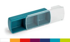 Die WEPA Die Apothekenmarke Medikamentendosierer Tagesbox Mini gibt es farbig sortiert in den Farben orange, weiß, pink, lila, dunkelblau, hellblau, hellgrün. Sie bietet drei Fächer für Medikamente für einen Tag.