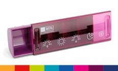 Die WEPA Die Apothekenmarke Medikamentendosierer Tagesbox Piktogramme ist in den Farben orange, rot, grün, hellblau, blau, pink, lila, dunkelblau erhältlich und bietet vier Fächer für morgens, mittags, abends, nachts und ein weiteres bei Bedarf. Sie eignet sich auch für Analphabeten, Legastheniker, Kinder, Fremdsprachler & Menschen mit Sehbeeinträchtigung, da sie durch Piktogramme leicht verständlich ist.