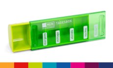 Der WEPA Die Apothekenmarke Medikamentendosierer Tagesbox ist in den Farben orange, rot, grün, hellblau, blau, pink, lila, dunkelblau erhältlich und bietet vier Fächer für morgens, mittags, abends, nachts und ein weiteres bei Bedarf.