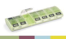 Die WEPA 1x7 Wochenbox in den Pastelltönen grün, lila, blau oder gelb bietet ein Medikamentenfach pro Wochentag.