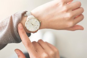 Eine Nahaufnahme einer Armbanduhr aus Metall.