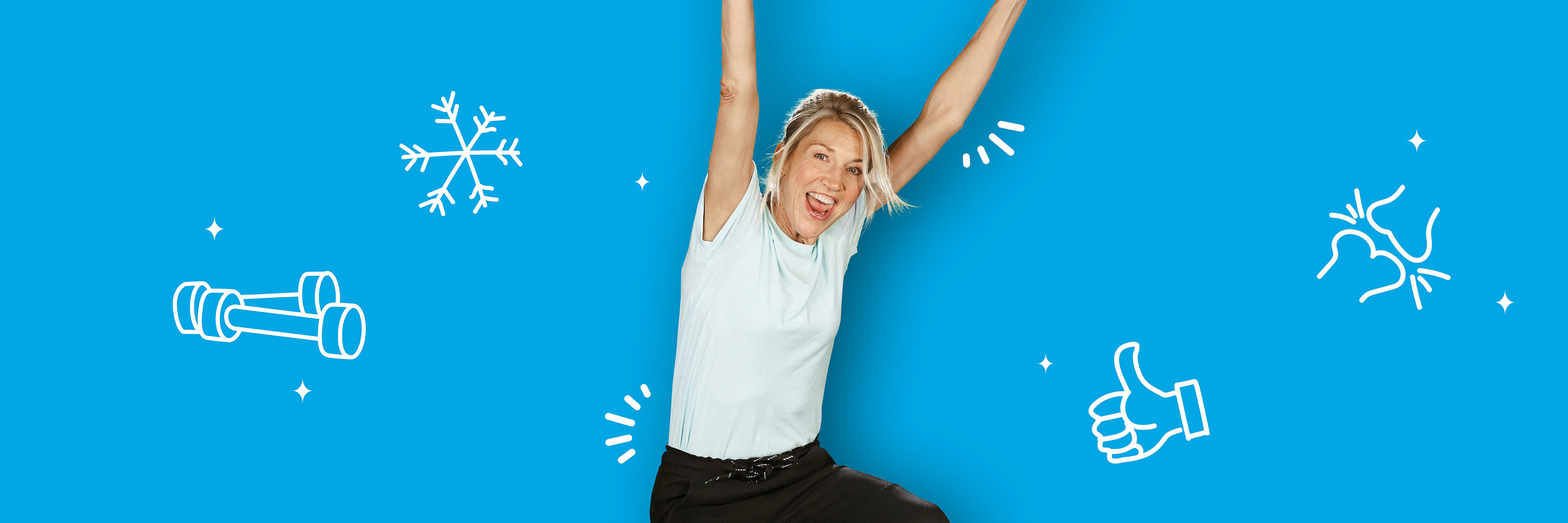 Blauer Hintergrund und eine Frau springt nach oben 