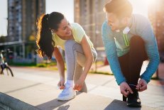 Muskeln & Knochen Ein Mann und eine Frau gehen joggen