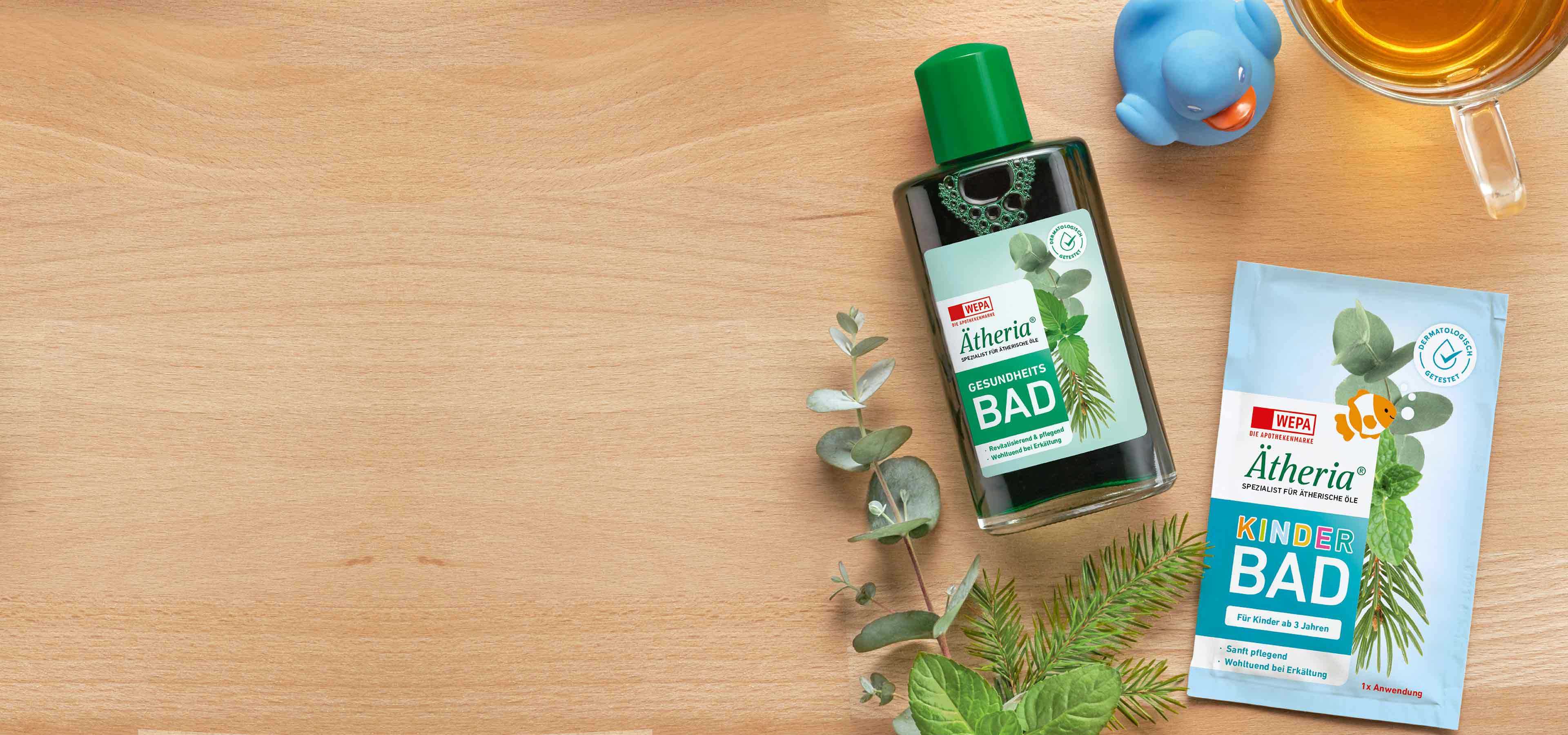 Ätheria Gesundheitsbad Header Eine Ätheria Gesundheitsbadflasche auf einem braunen Hintergrund