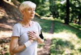 Herz-Kreislauf Herz-Kreislauf- Eine Frau geht Joggen