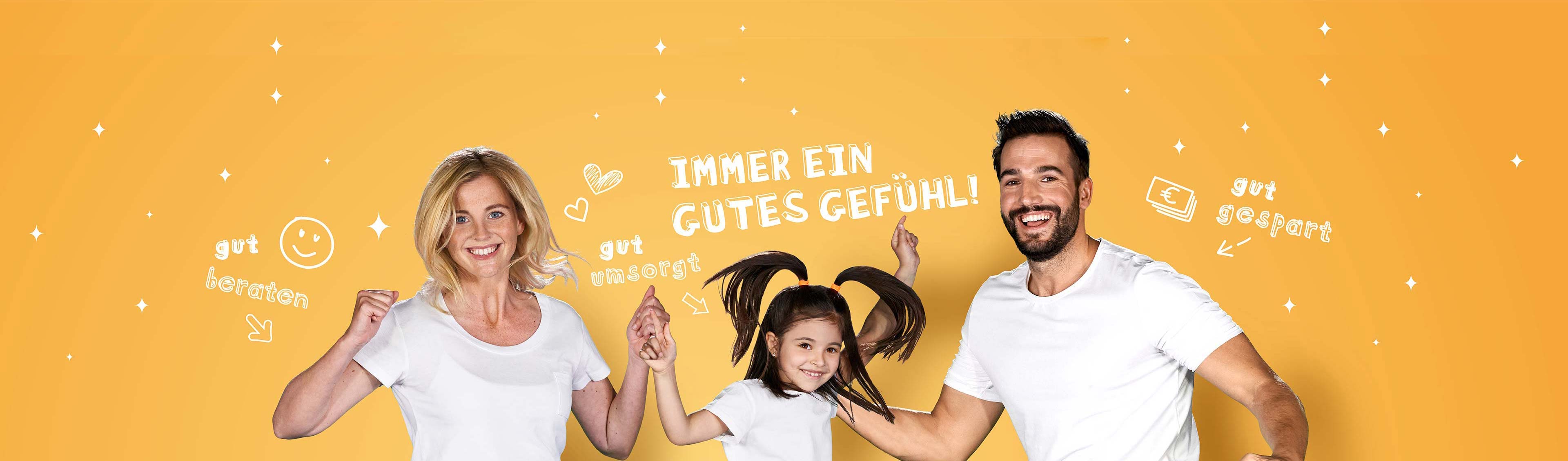 Eine Familie, die zusammen hochspringt, in der Mitte ein Kind, vor einem orangefarbenen Hintergrund mit einem weißen Schriftzug: ‚Immer ein gutes Gefühl.